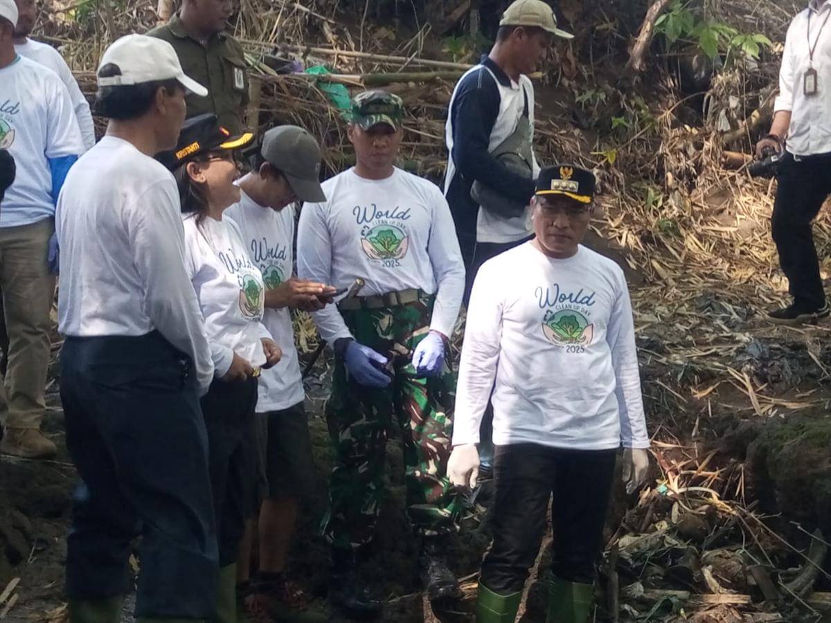 Kala Puluhan Santri Ikut Bersihkan Sungai Code di World Clean Up Day 2025