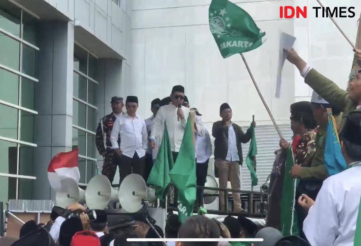 Ratusan massa aksi di Gedung Trans7, Jakarta Selatan (IDN Times/Irfan Fathurohman)