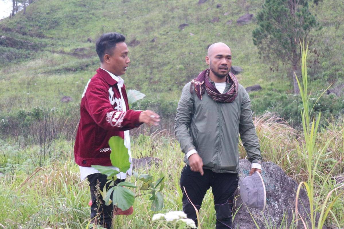 Komunitas budaya Rumahela bersama musisi Batak Viky Sianipar menanam 1.000 bibit pohon di kawasan Pusuk Buhit, Desa Sianjur Mulamula (dok.istimewa)