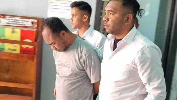 polisi-mengamankan-yafet-nokas-guru-olahraga-yang-aniaya-siswanya-hingga-tewas-di-desa-poli-kecamatan-santian-kabupaten-tts-nt-1760436460170_169.jpeg