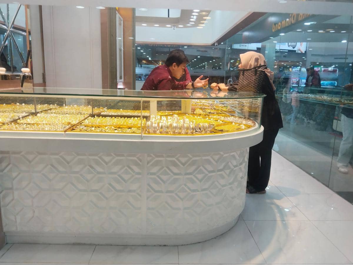 Situasi salah satu toko emas di Palembang.