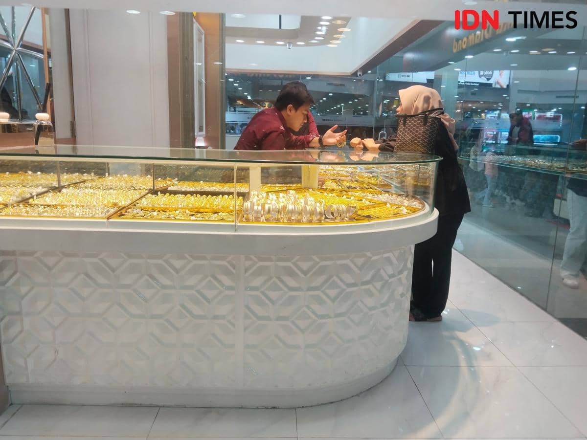 Situasi salah satu toko emas di Palembang (IDN Times/Feny Maulia Agustin)