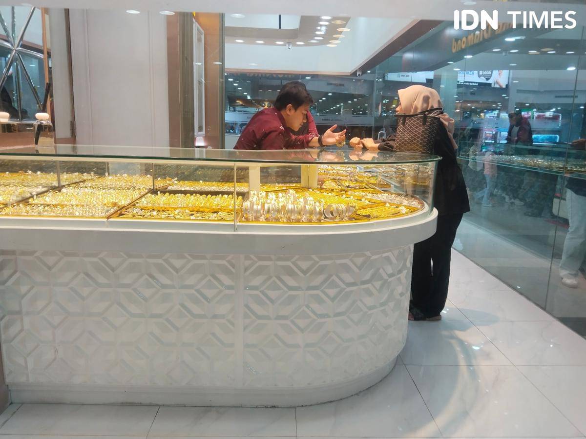 Situasi salah satu toko emas di Palembang (IDN Times/Feny Maulia Agustin)