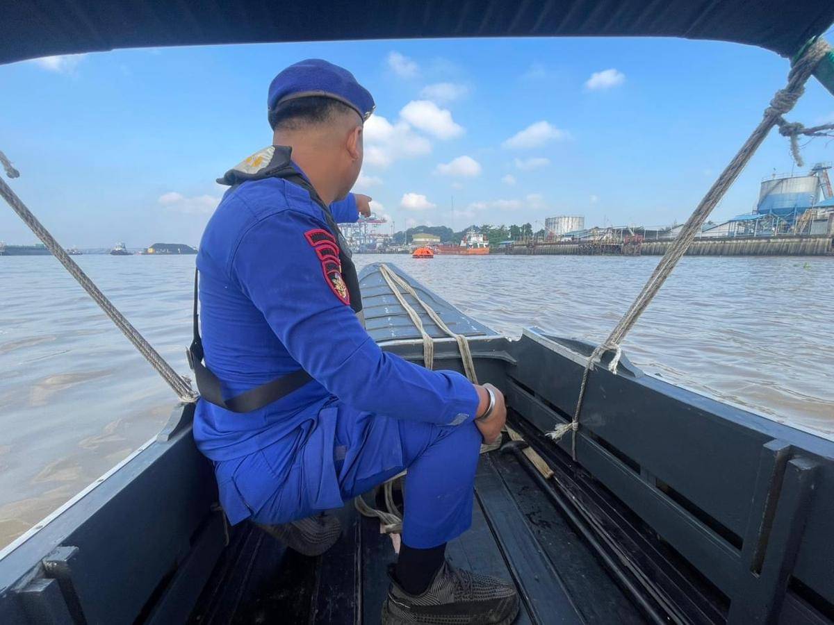 Kru kapal tunda Tug Boar Mitra Kencana X saat dievakuasi usai kapanya karam di Sungai Musi (Dok: Ditpolairud Polda Sumsel)