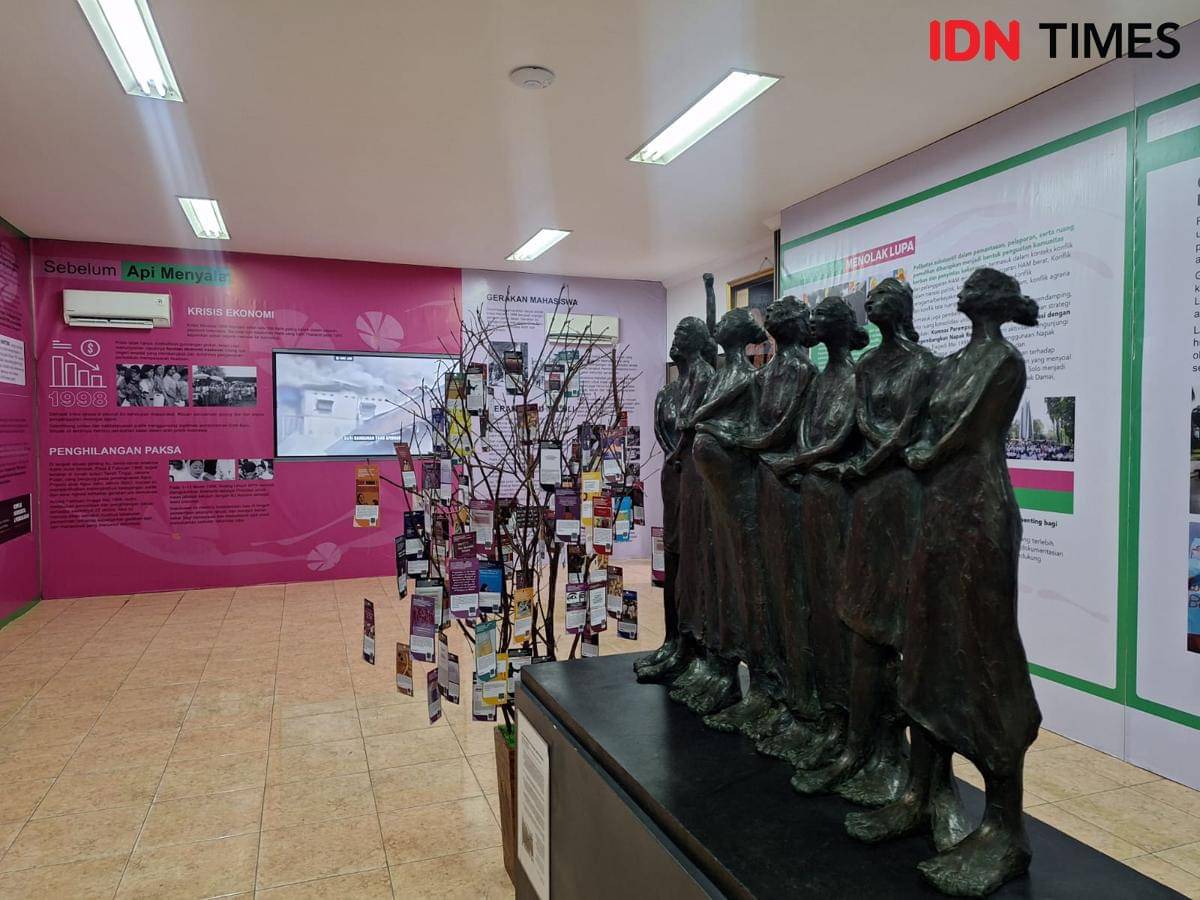 Pameran Komnas Perempuan dalam agenda 27 Tahun Komnas Perempuan. (IDN Times/Lia Hutasoit)