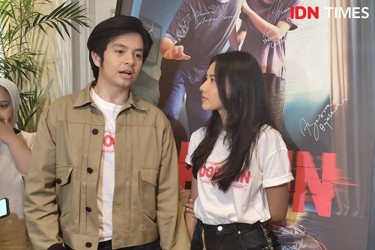 Angga Yunanda dan Shenina Cinnamon setelah konferensi pers film "Dopamin" di XXI Metropole, Jakarta, Selasa (14/10/2025)