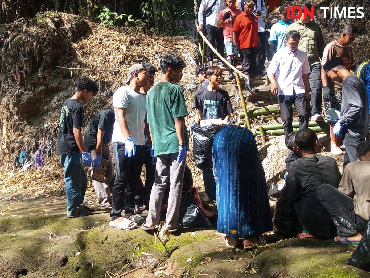 Kala Puluhan Santri Ikut Bersihkan Sungai Code di World Clean Up Day 2025