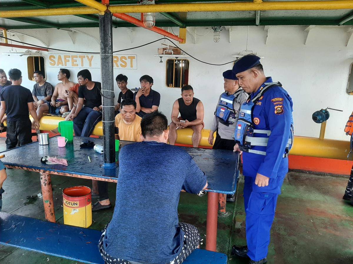 Kru kapal tunda Tug Boar Mitra Kencana X saat dievakuasi usai kapanya karam di Sungai Musi (Dok: Ditpolairud Polda Sumsel)