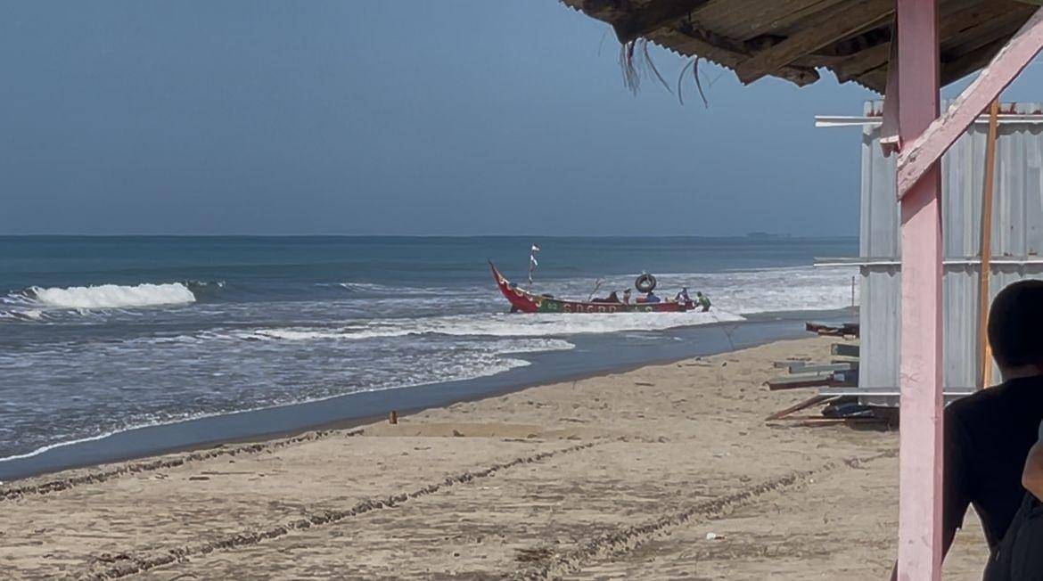 Nelayan di Padang Pariaman mendorong perahunya untuk mulai melaut (Foto: IDN Times/Halbert Caniago)