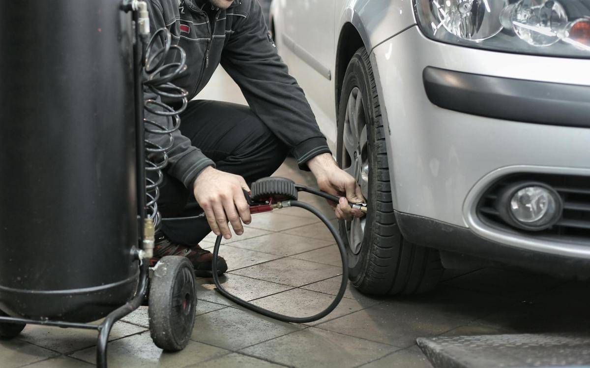 Mengisi tekanan ban mobil