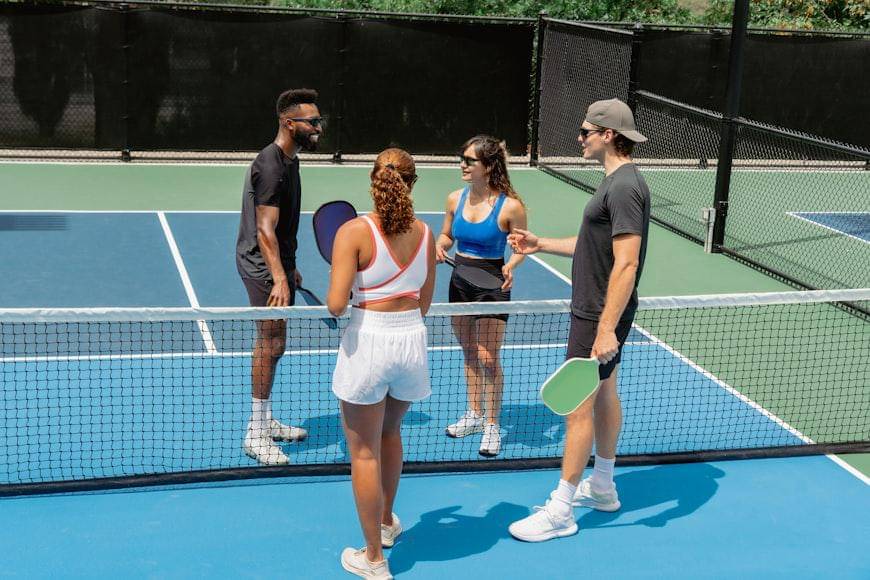 ilustrasi bermain pickleball