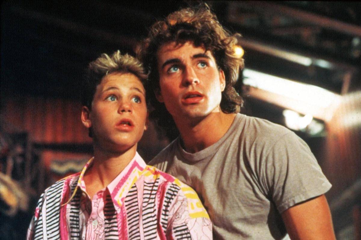 Corey Haim dan Jason Patric dalam film The Lost Boys