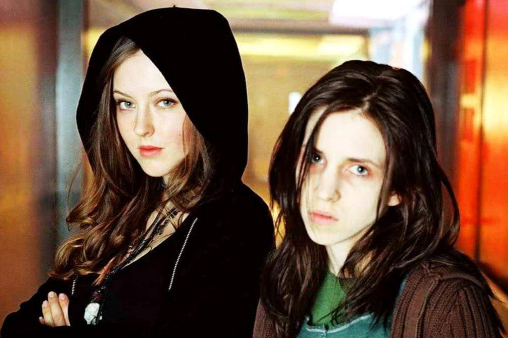 Katharine Isabelle dan Emily Perkins dalam film Ginger Snaps