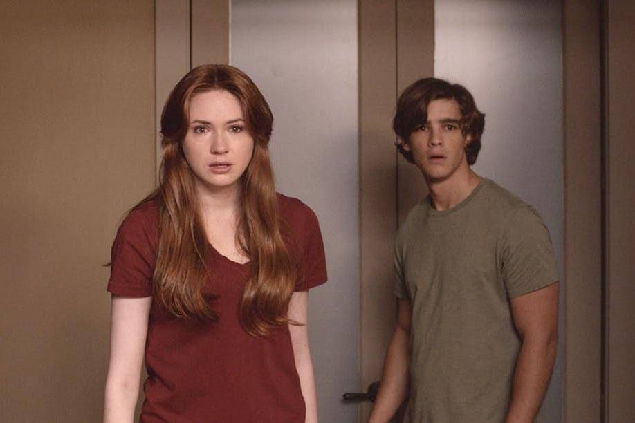 Karen Gillan dan Brenton Thwaites dalam film Oculus