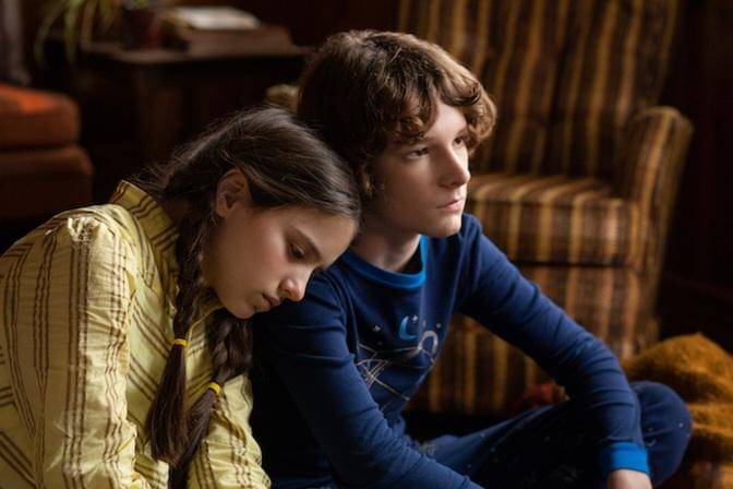 Mason Thames dan Madeline McGraw dalam film The Black Phone