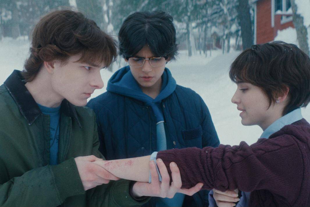 Mason Thames dan Madeline McGraw dalam film Black Phone 2