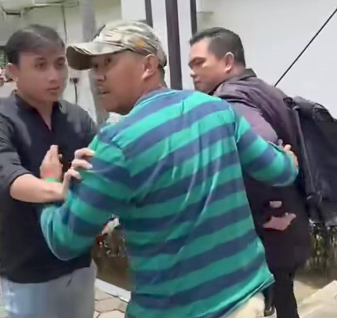 Anggota Polres Muba diduga terlibat keributan di LPSE Muba. (Dok. Istimewa)