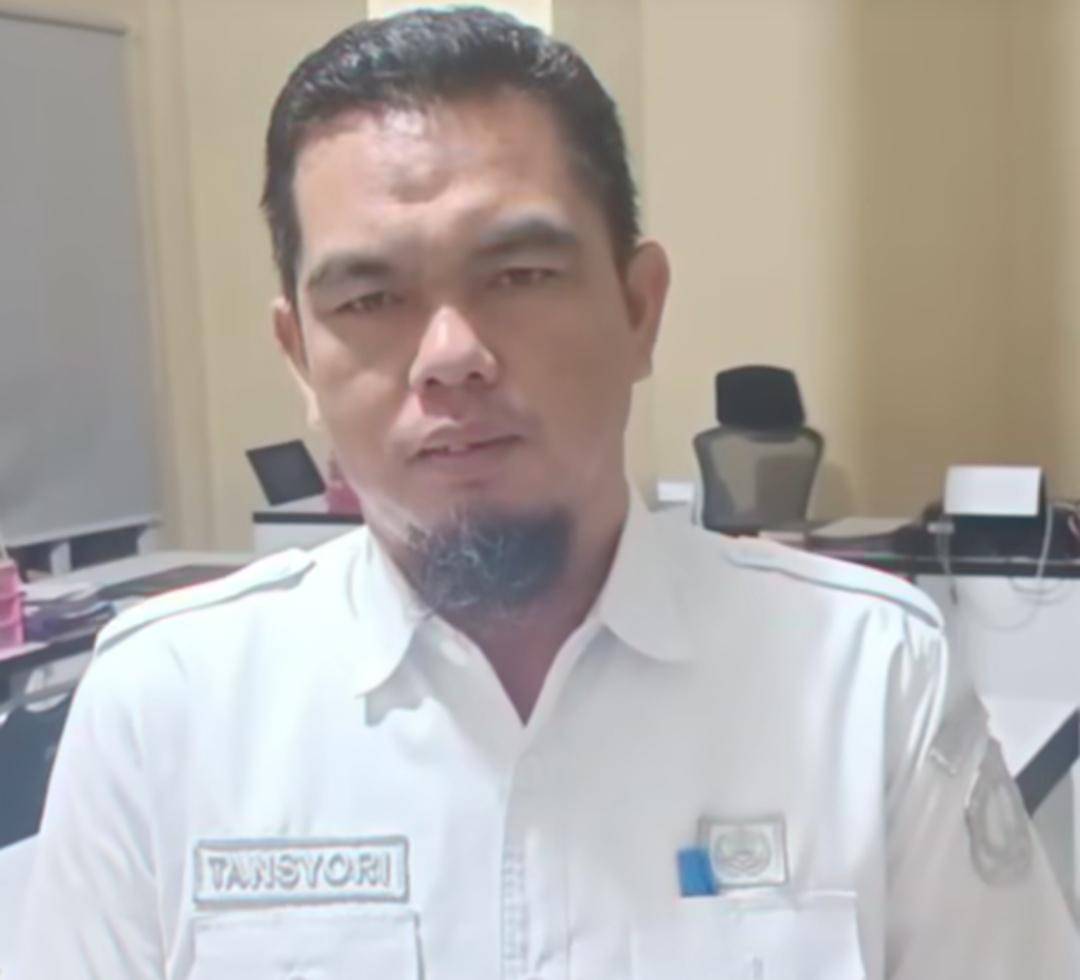 Tansyori, tim anggota Pokja IV Pemkab Muba saat mengklarifikasi keributan yang terjadi di kantor LPSE. (Dok. Istimewa)