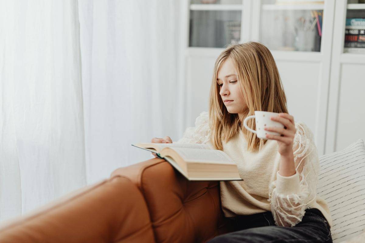 ilustrasi selektif memilih buku bacaan