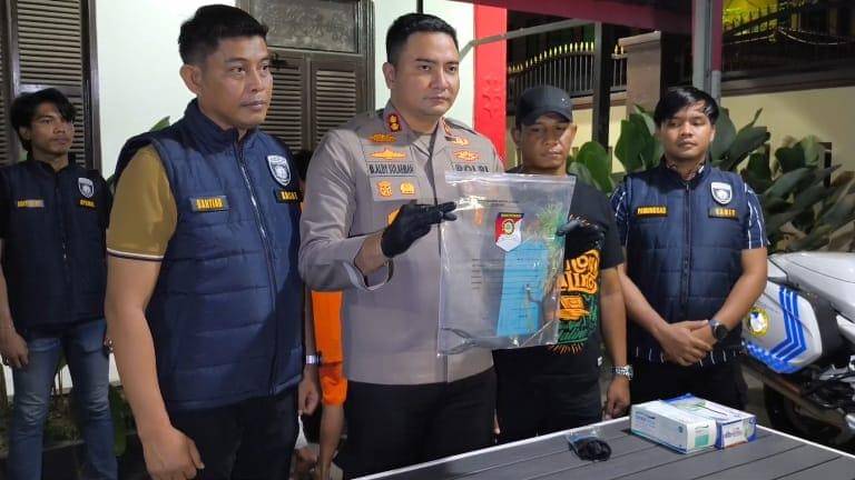 Kapolres Gowa AKBP Muhammad Aldy Sulaiman didampingi Kasat Reskrim Polres Gowa, AKP Bahtiar