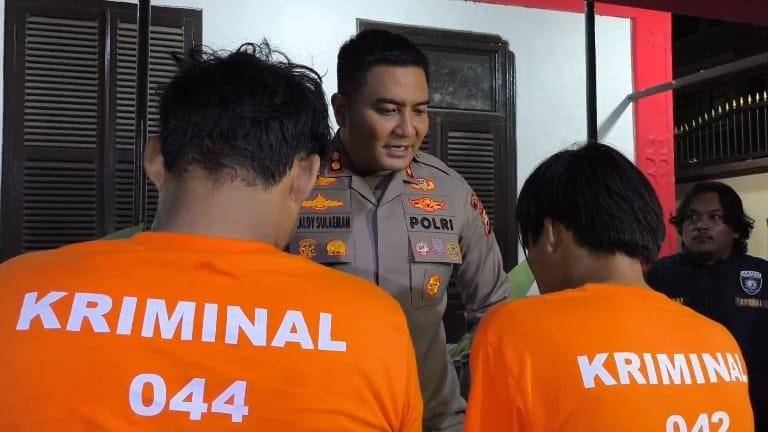 Kapolres Gowa AKBP Muhammad Aldy Sulaiman saat mengintrogasi pelaku pembusuran/ Foto : Istimewa