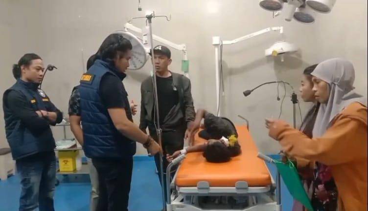Korban saat berada di rumah sakit untuk mendapatkan perawatan/ Foto : Darsil Yahya