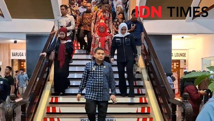 Wali Kota Makassar Munafri Arifuddin (kemeja kotak-kotak), dibelangknya ada, Bupati Gowa Husniah Talenrang (kemeja dan jilbab merah) saat hadiri rakor KPK bersama kepala daerah se-Sulsel di Kantor Gubernur Sulsel, Jalan Urip Sumoharjo, Makassar, Kamis (16/10/2025). IDN Times/Darsil Yahya