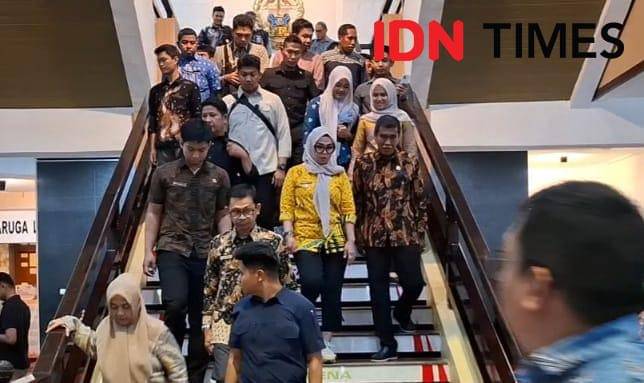 Bupati Barru Andi Ina Kartikasari (baju kuning) saat hadiri rakor KPK bersama kepala daerah se-Sulsel di Kantor Gubernur Sulsel, Jalan Urip Sumoharjo, Makassar, Kamis (16/10/2025). IDN Times/Darsil Yahya