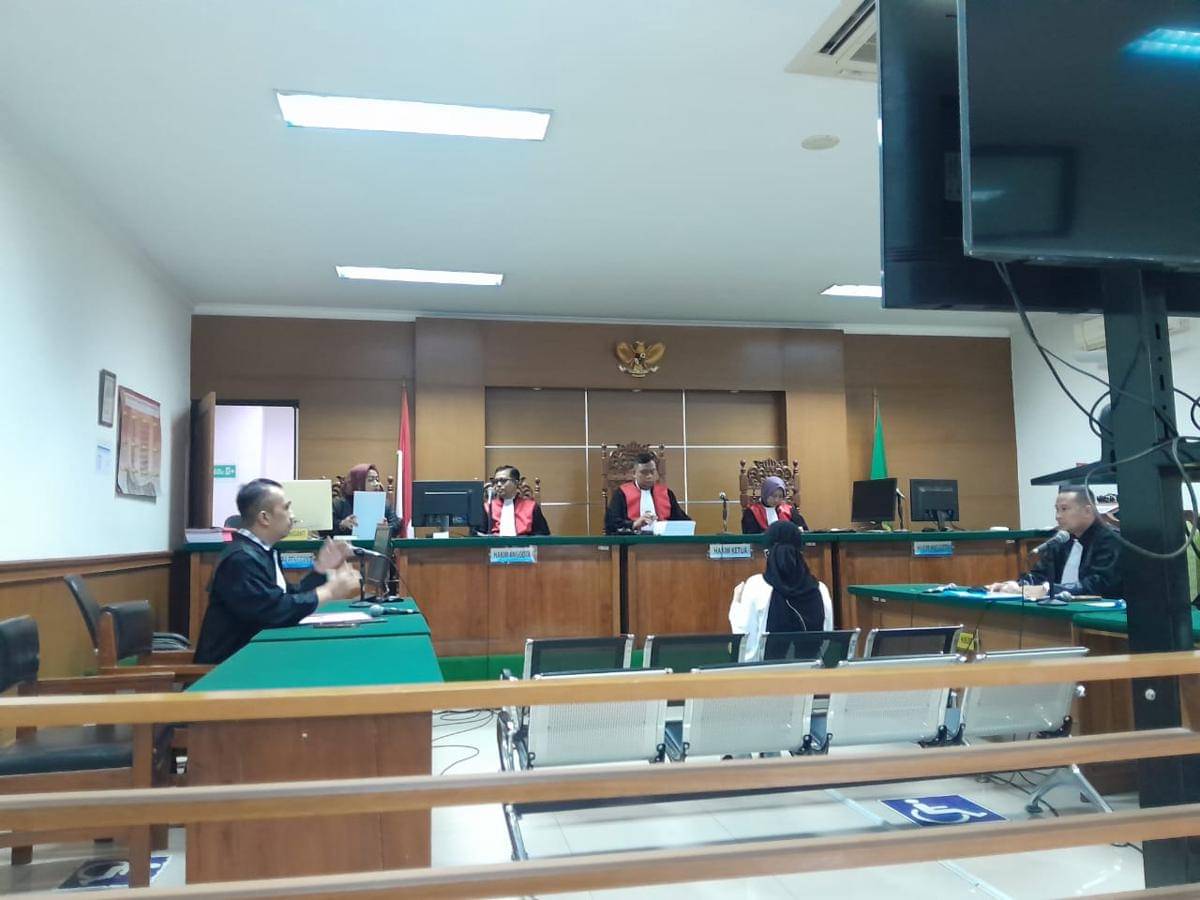 Terdakwa korupsi anak PT Telkom Melani saat jalani sidang dakwaan