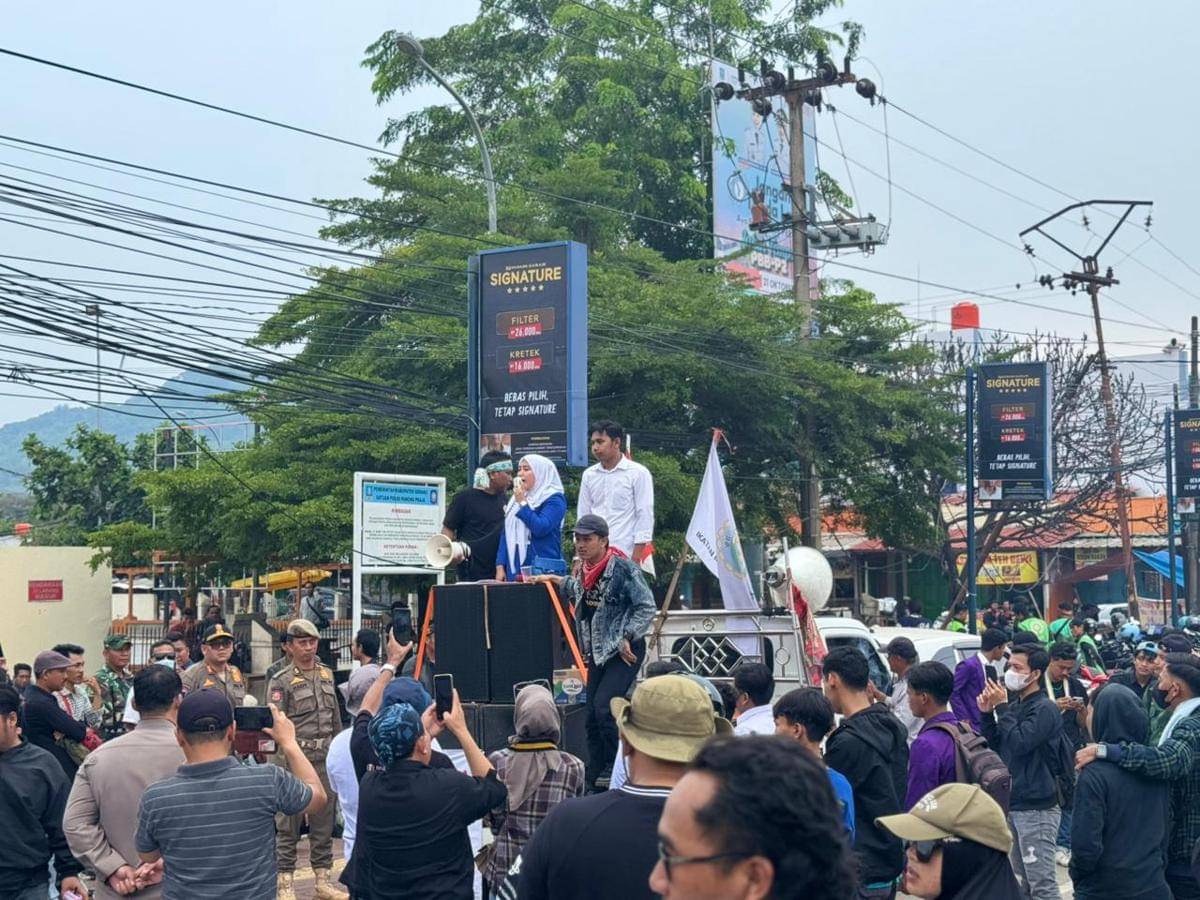 Warga blokir jalan protes truk odol