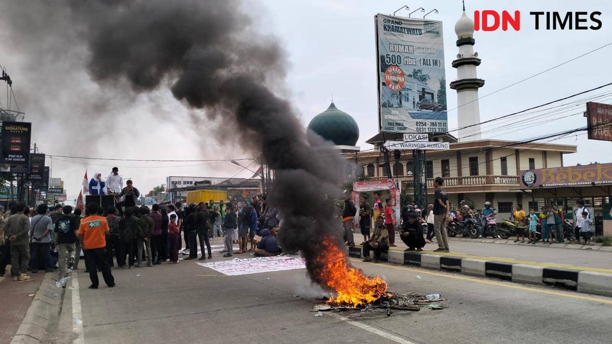 Warga blokir jalan protes truk odol (Dok. Khaerul Anwar)