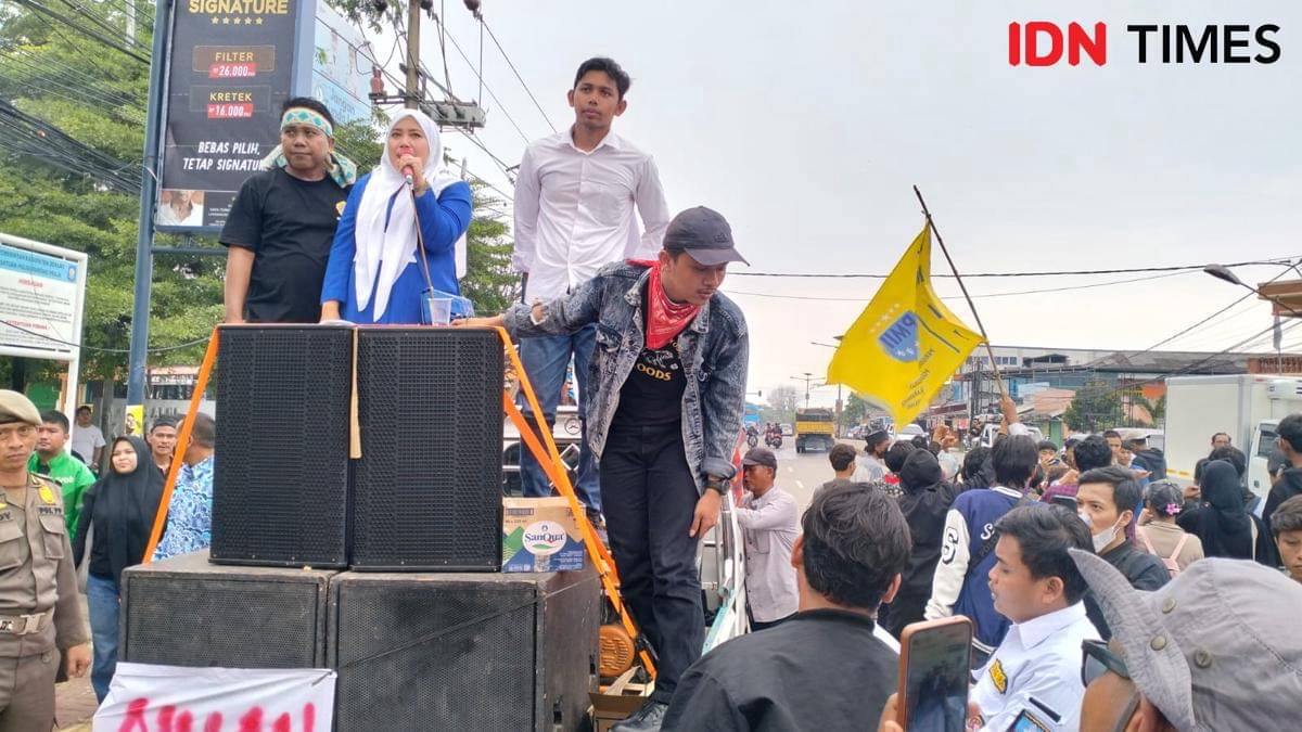 Warga blokir jalan protes truk odol