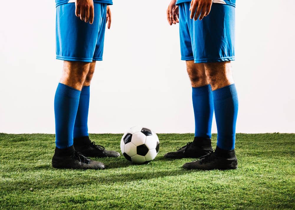 ilustrasi pemain sepakbola berhadapan