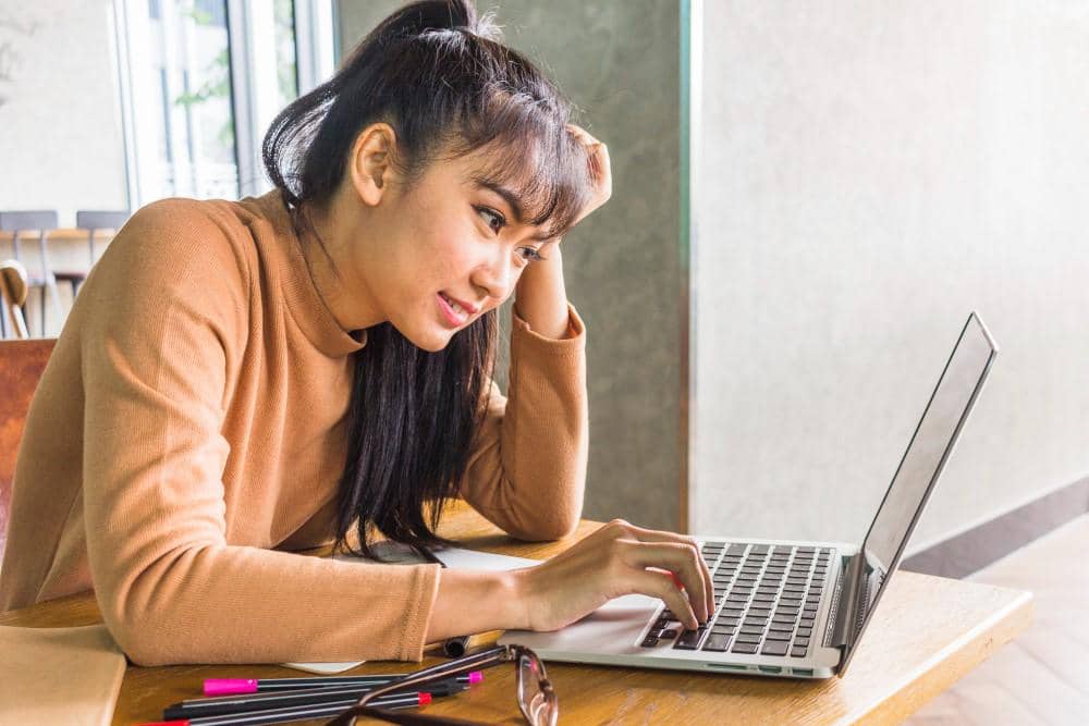 ilustrasi perempuan menggunakan laptop