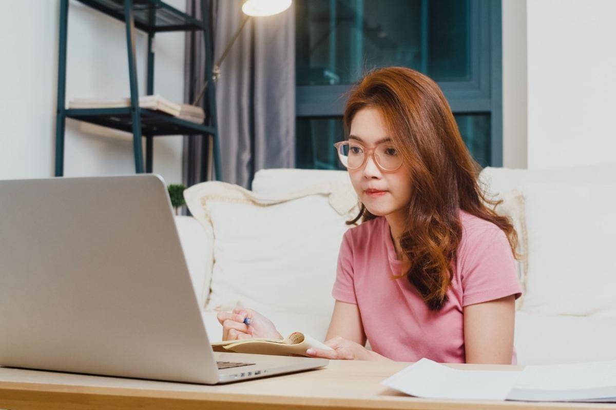ilustrasi perempuan belajar skill otodidak