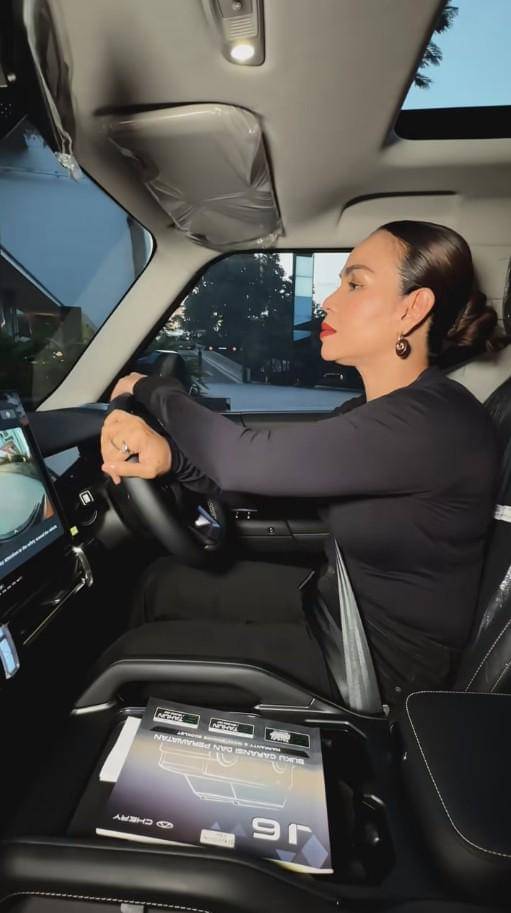 Melaney Ricardo Beli Mobil Mewah (tiktok.com/melaney_ricardo)