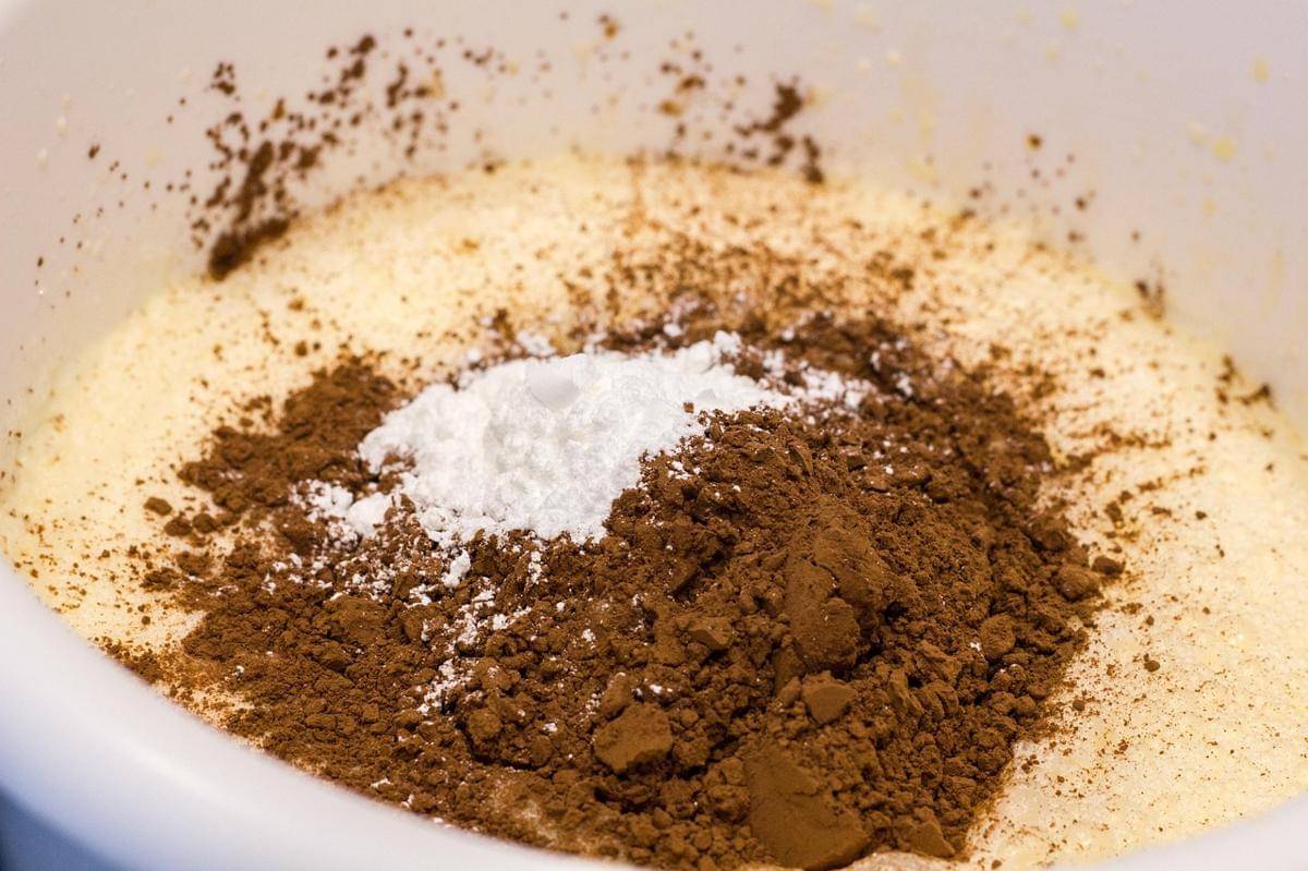 ilustrasi membuat adonan kue cokelat