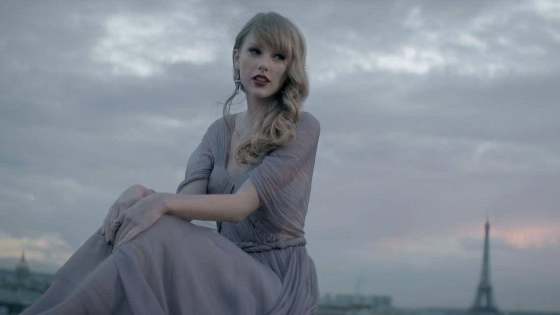 Taylor Swift dalam musik video "Begin Again" 