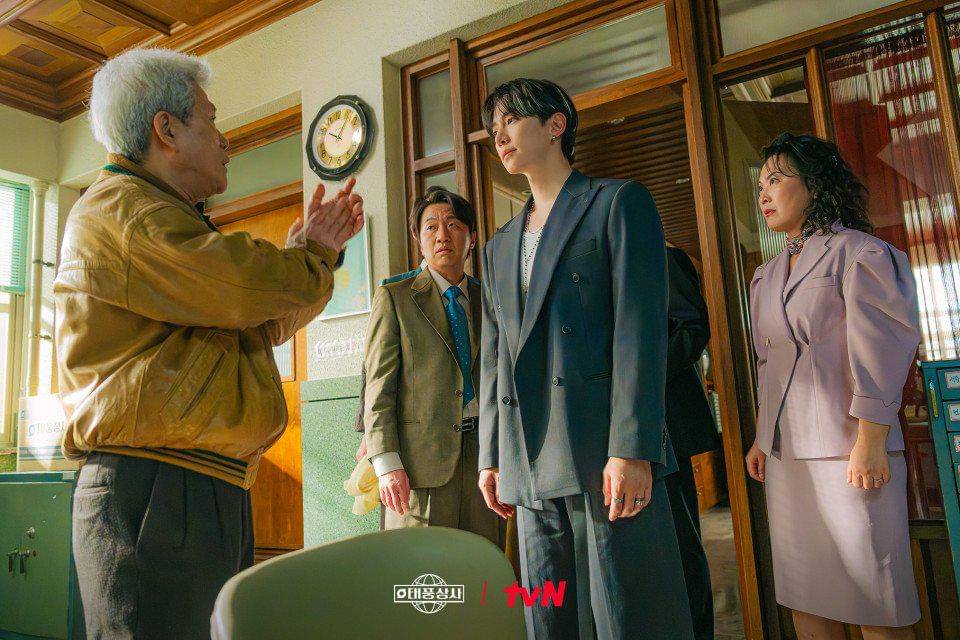 cuplikan drama Typhoon Family