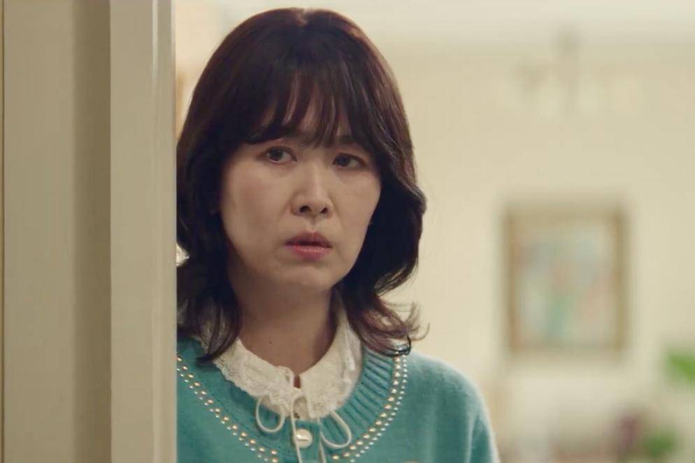 Jung Jeong Mi (Kim Ji Young) dalam drakor Typhoon Family 