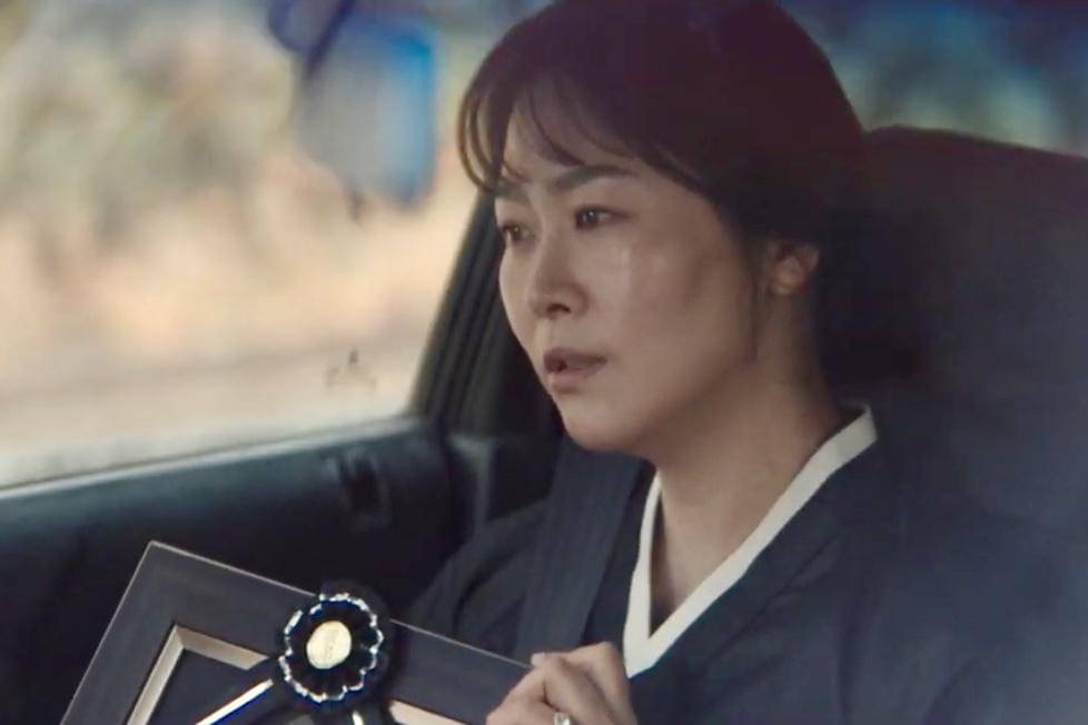 Jung Jeong Mi (Kim Ji Young) dalam drakor Typhoon Family 