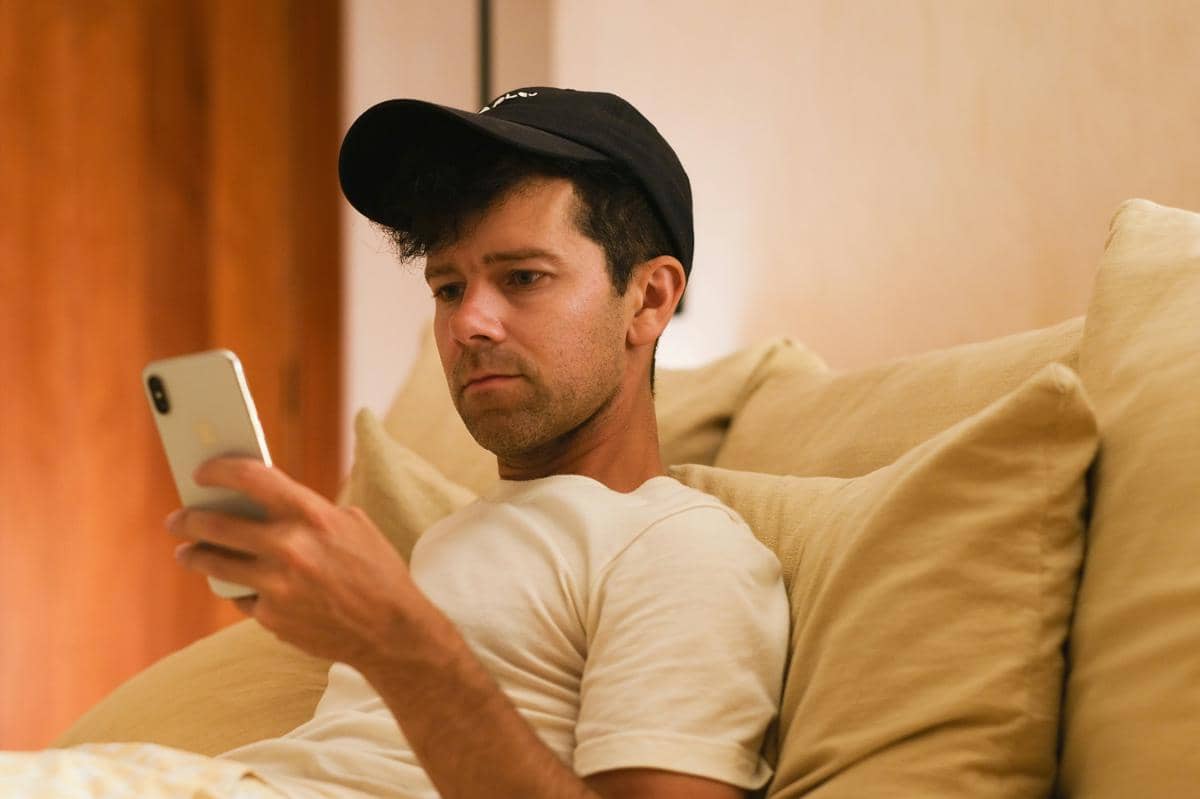 ilustrasi menggunakan ponsel