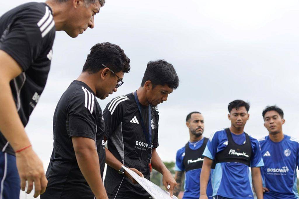 Ahmad Amiruddin saat memimpin latihan PSM Makassar.