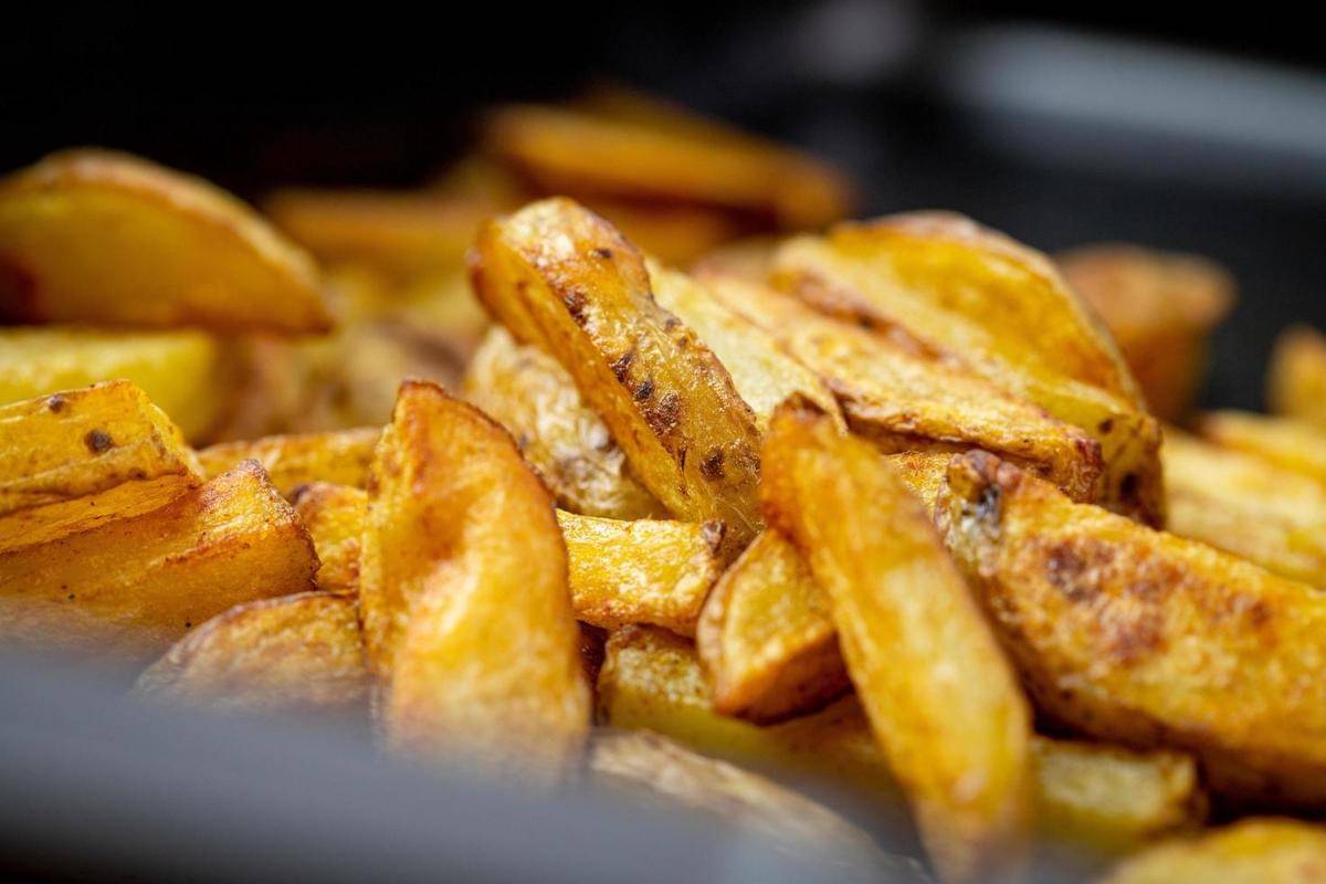 ilustrasi masak kentang goreng menggunakan air fryer