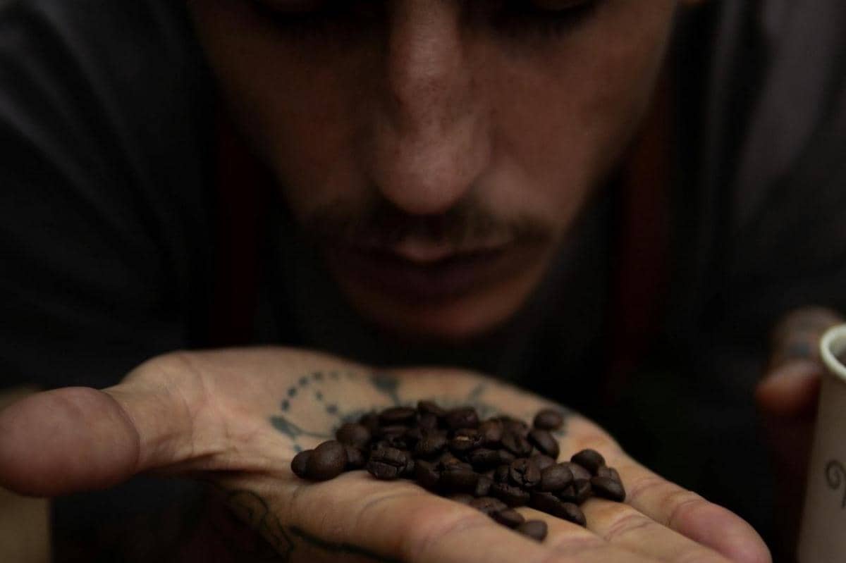 ilustrasi mencium biji kopi 