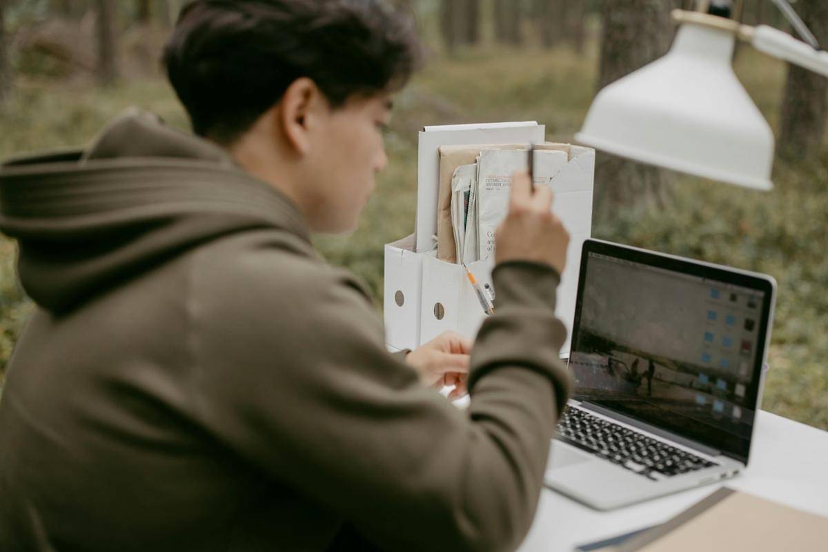 ilustrasi pria bermain laptop