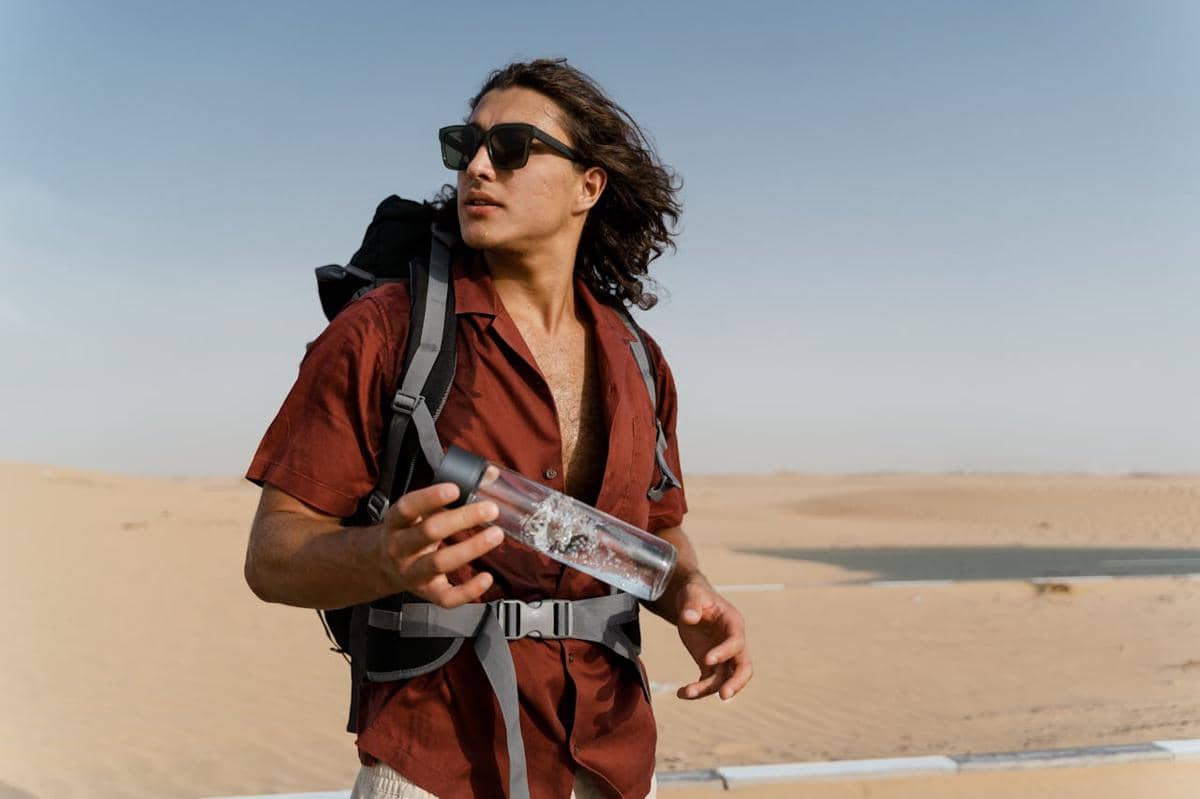 ilustrasi pria traveling