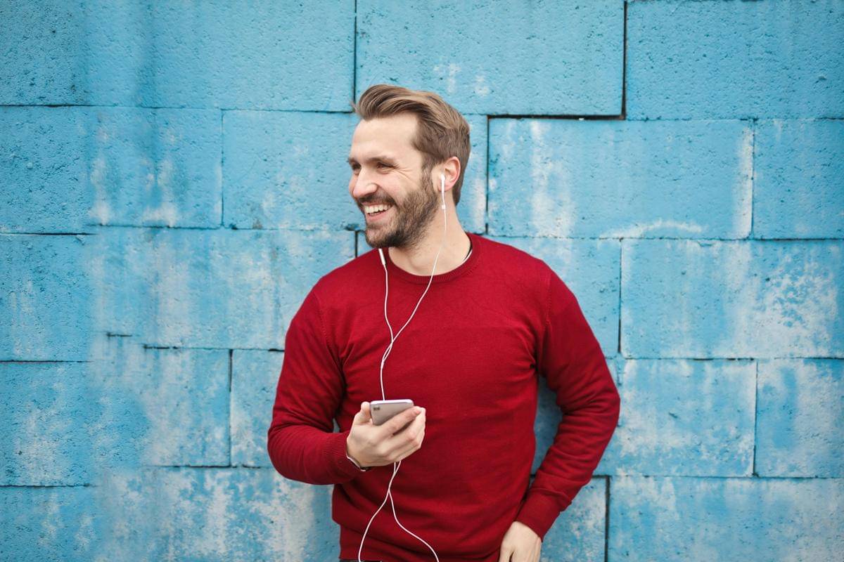 ilustrasi memakai earphone