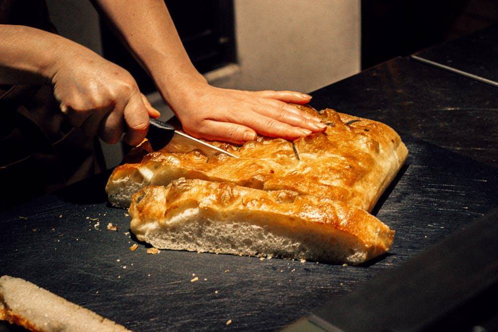 ilustrasi memotong focaccia