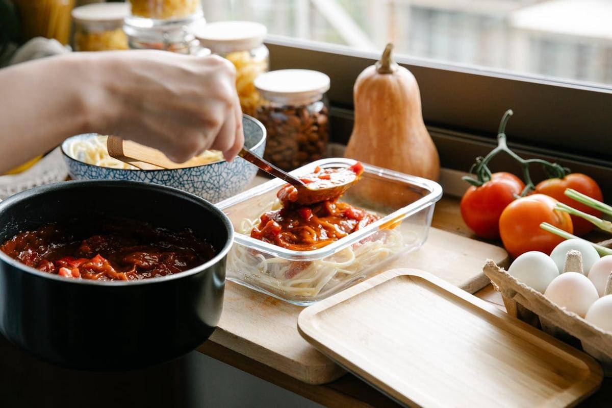 ilustrasi memasak pasta bolognese